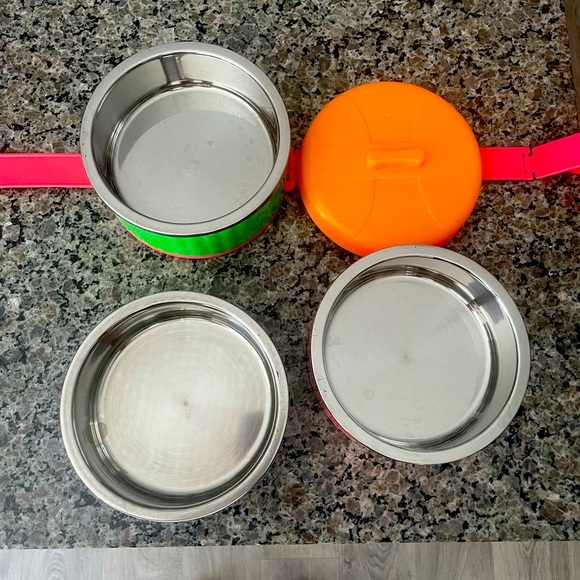 Stackable bowls with handle - very cute. - Picture 2 of 3